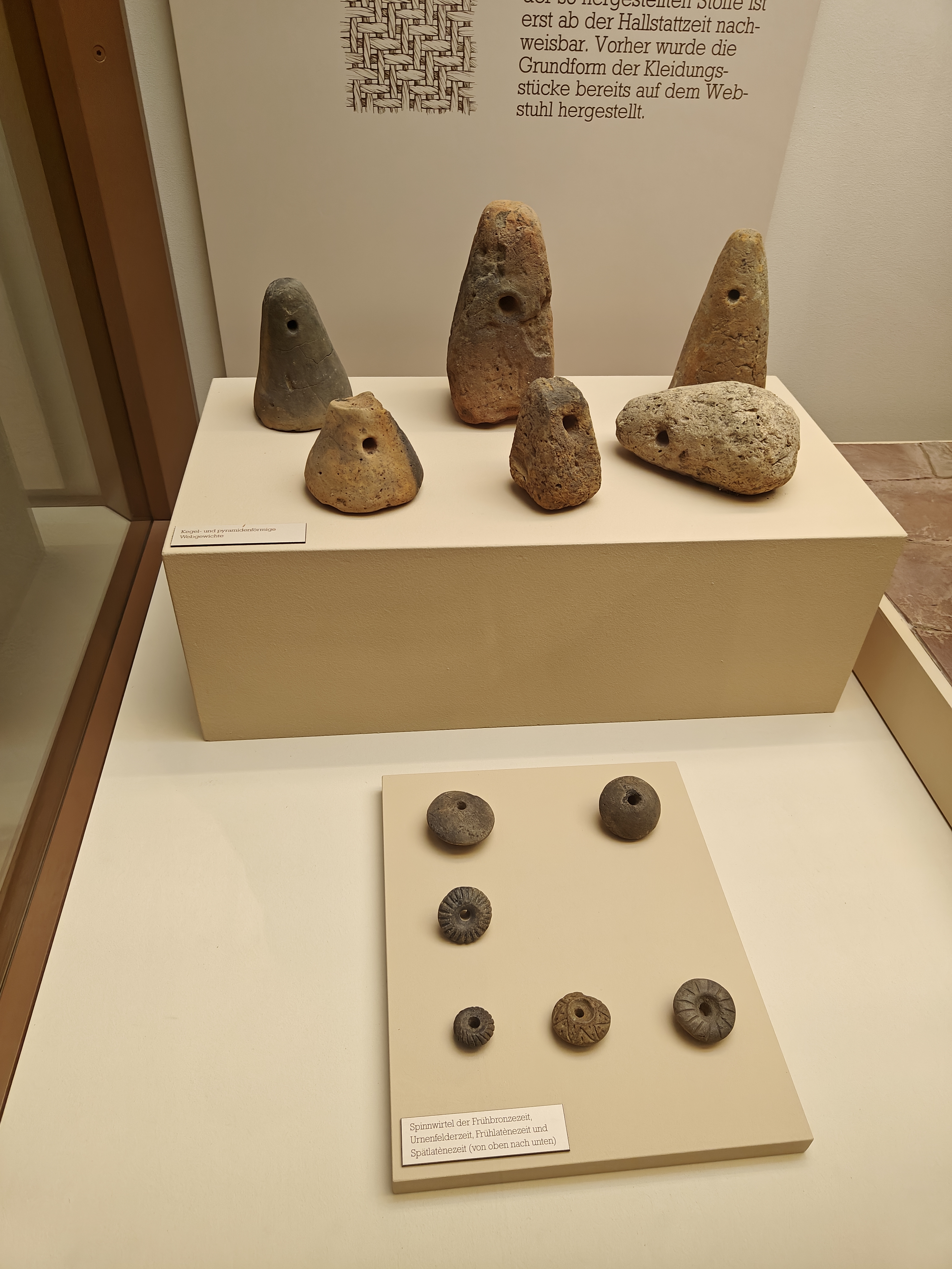 Webgewichte und Spinnwirtel im Original